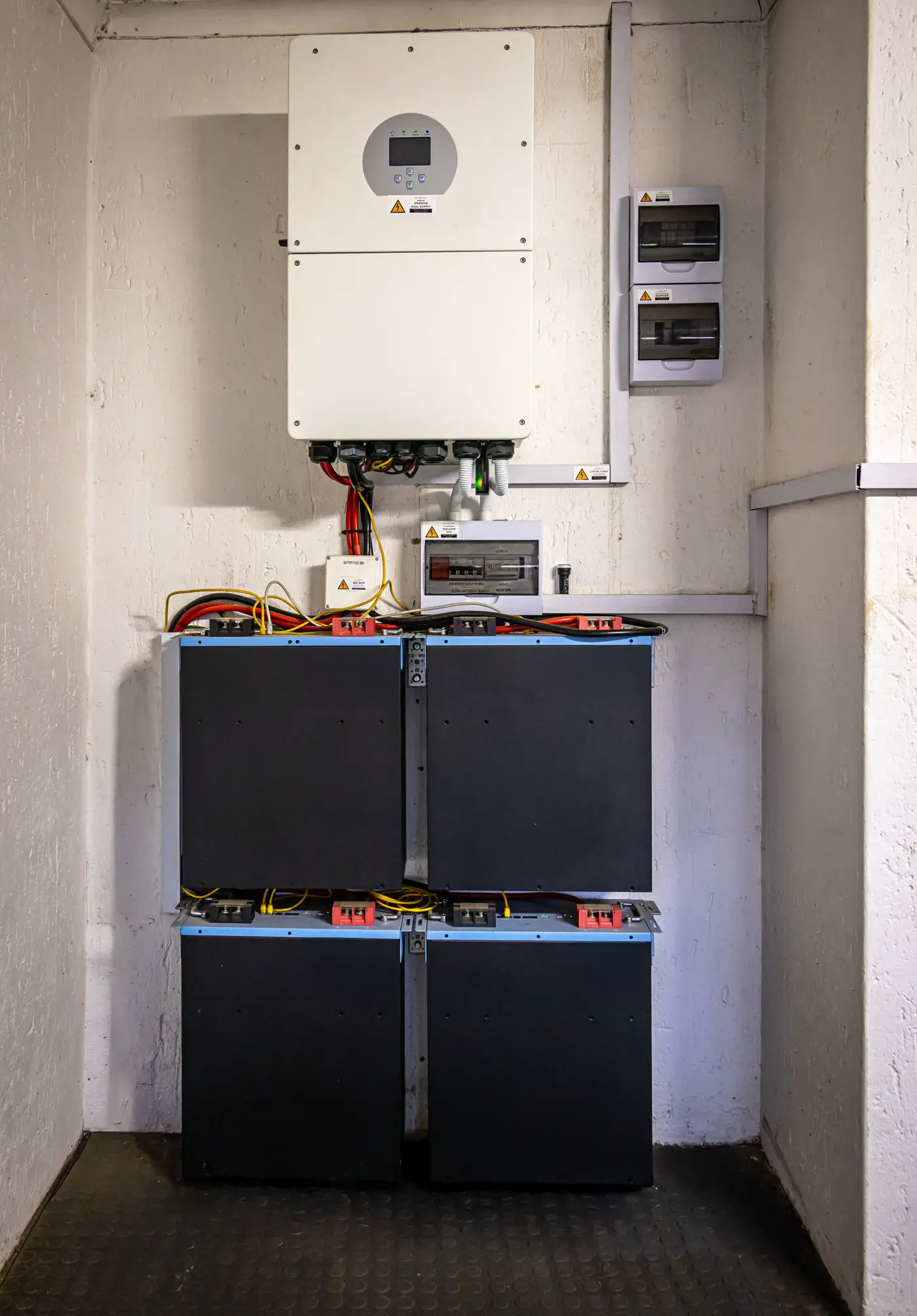 Batería de litio para placas solares instalada en la pared de un garaje en Madrid