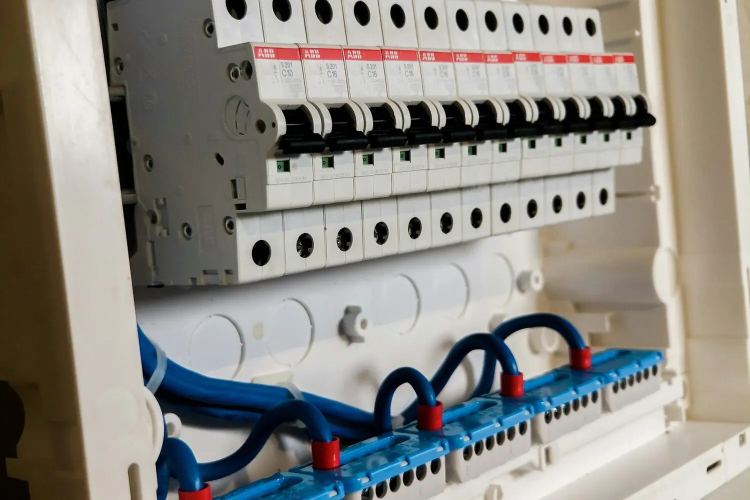 Cuadro eléctrico de vivienda con interruptor general y protecciones durante una ampliación de potencia