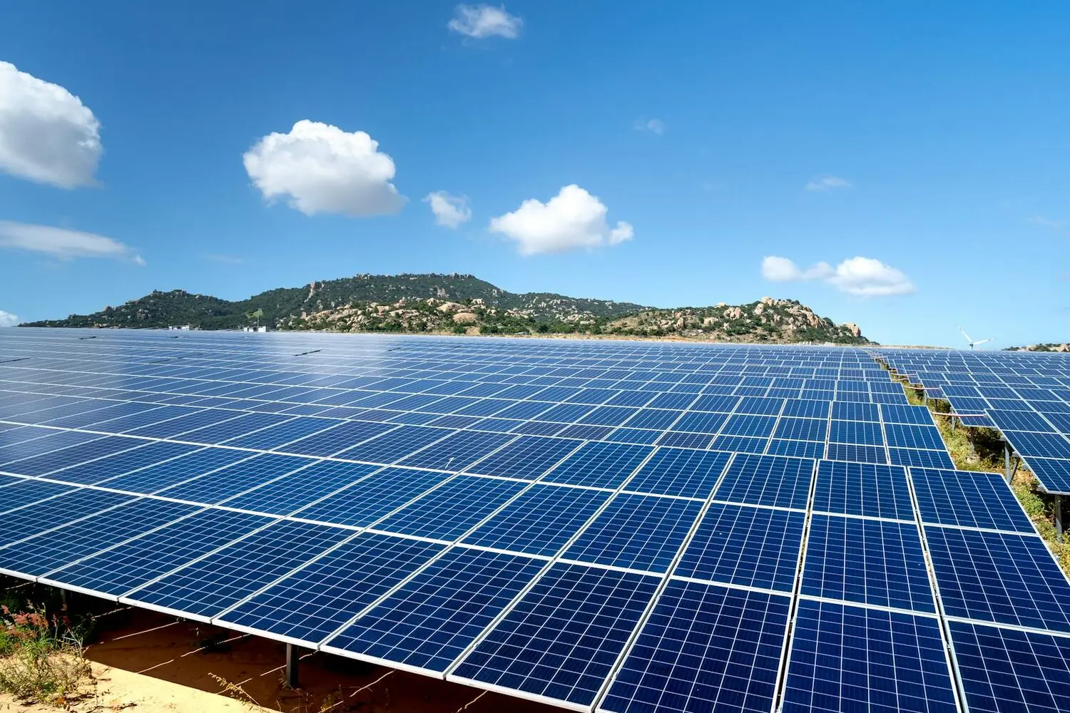 Subvenciones y ayudas para placas solares en Madrid 2026: qué queda y cómo solicitarlo