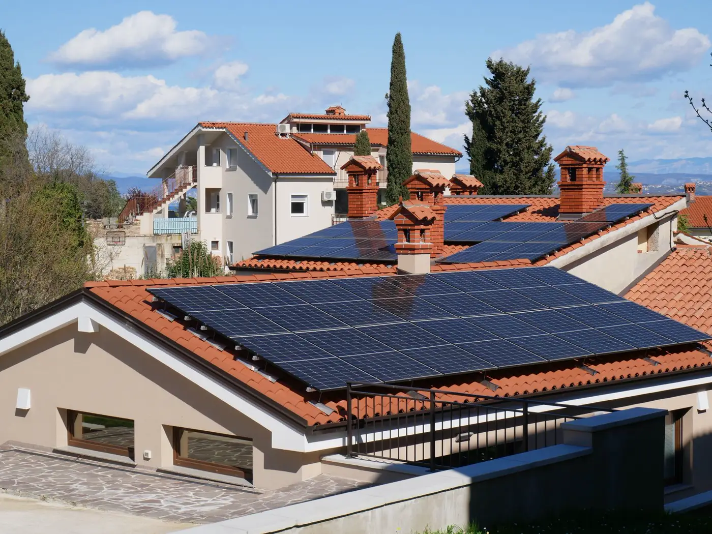Paneles solares distribuidos sobre el tejado de una vivienda: cuántas placas caben según los metros cuadrados
