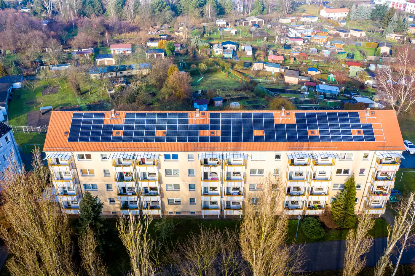 Placas solares instaladas en la cubierta de un edificio de viviendas en comunidad de vecinos