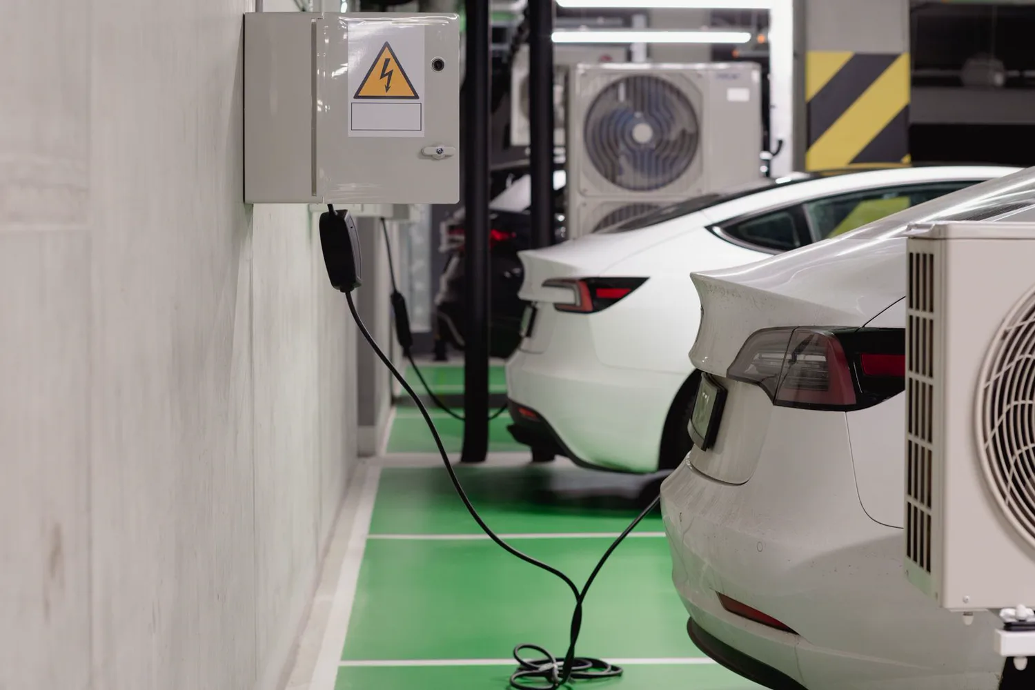 Instalación de un cargador de coche eléctrico en una plaza de garaje comunitario en Madrid