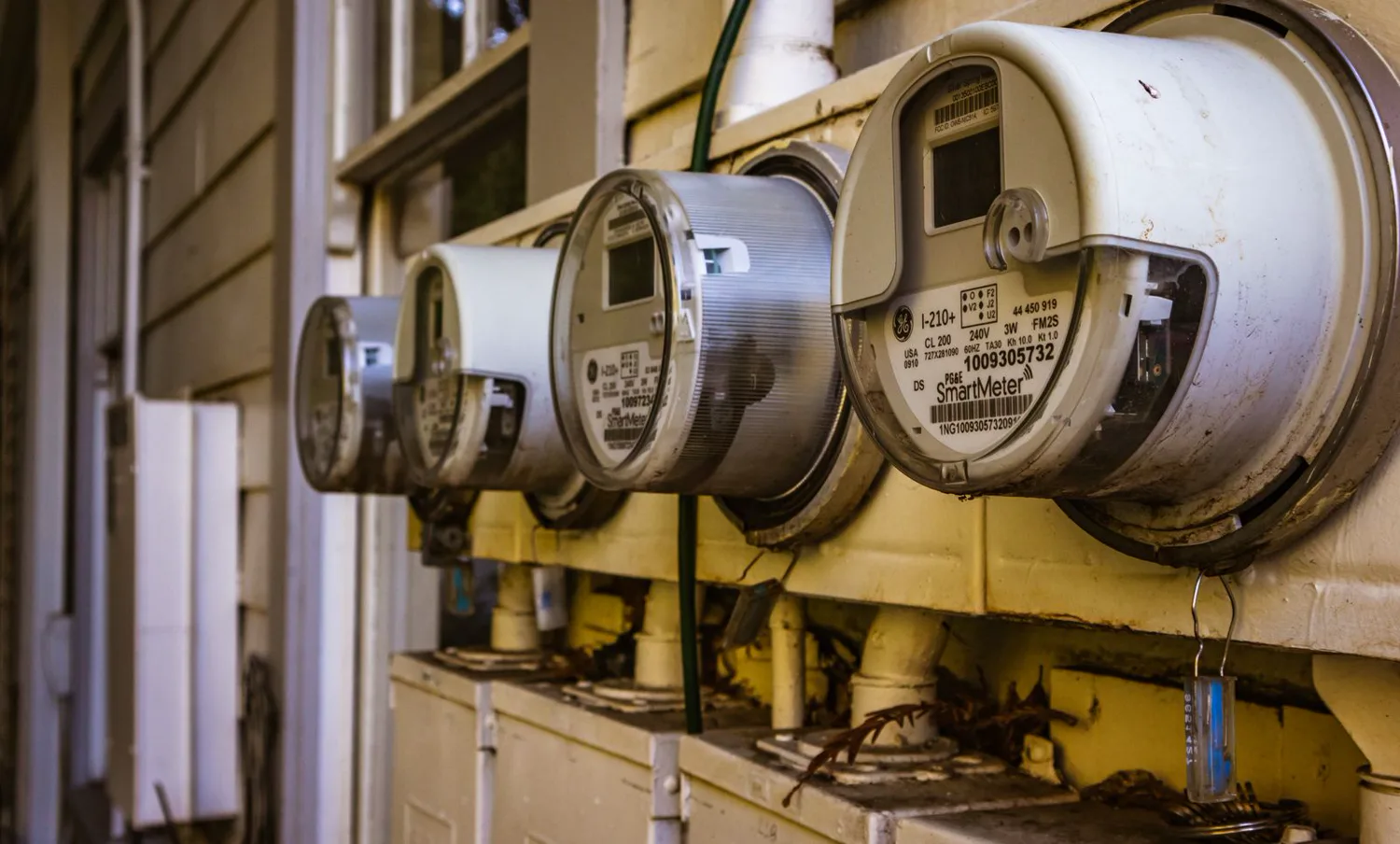 Contador y cuadro eléctrico de una instalación de autoconsumo solar con compensación de excedentes en Madrid