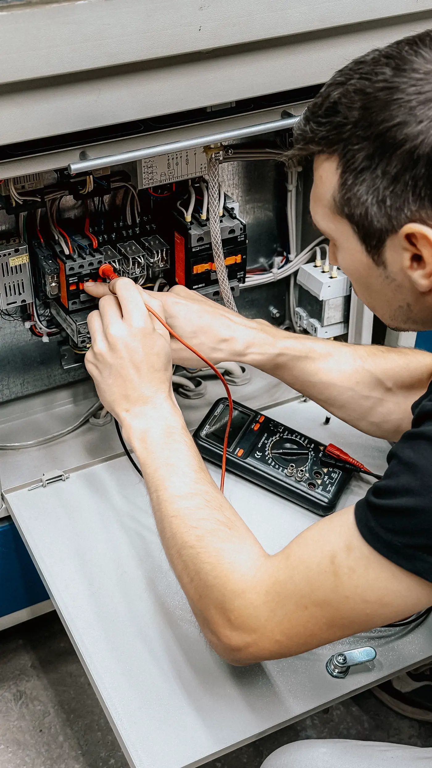 Electricista autorizado trabajando en un cuadro eléctrico de una vivienda en Madrid
