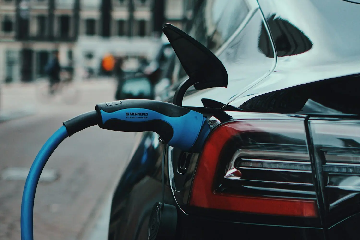 Coche eléctrico cargando en Madrid en verano