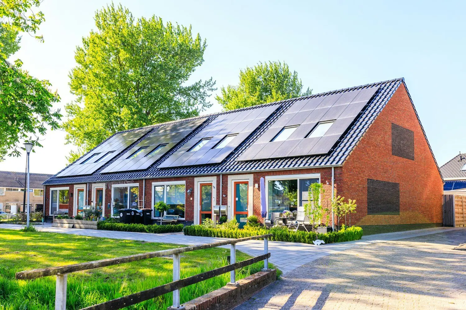 Placas solares en un tejado de Madrid bajo el sol alto de junio