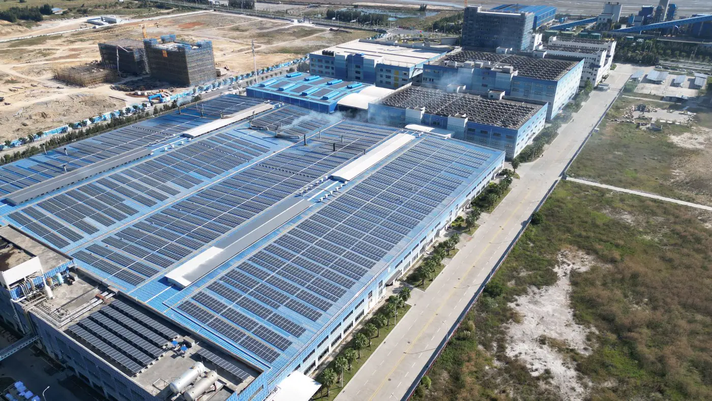 Instalación de placas solares sobre la cubierta de una nave industrial en Madrid