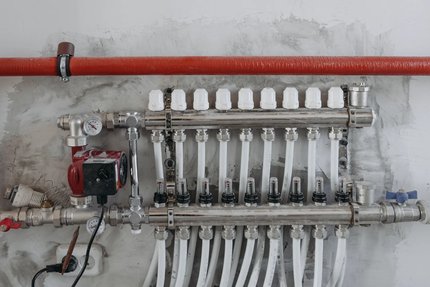 Instalación de suelo radiante con aerotermia y placas solares en una vivienda de Madrid