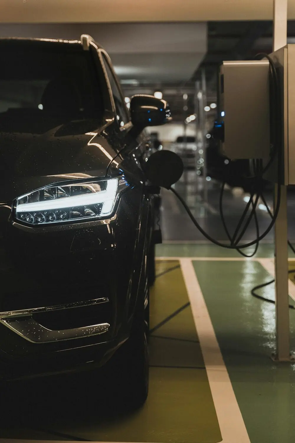 Punto de recarga para coche eléctrico instalado en un garaje